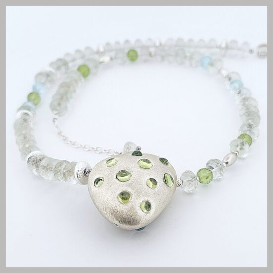 PERIDOTI, CIRKONI, TOPĀZI